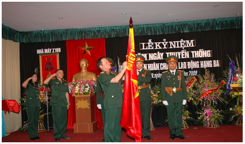 Nhà máy nhận huy chương hạng 3 - Điện Cơ 91 - Công Ty TNHH MTV Quang Điện Điện Tử